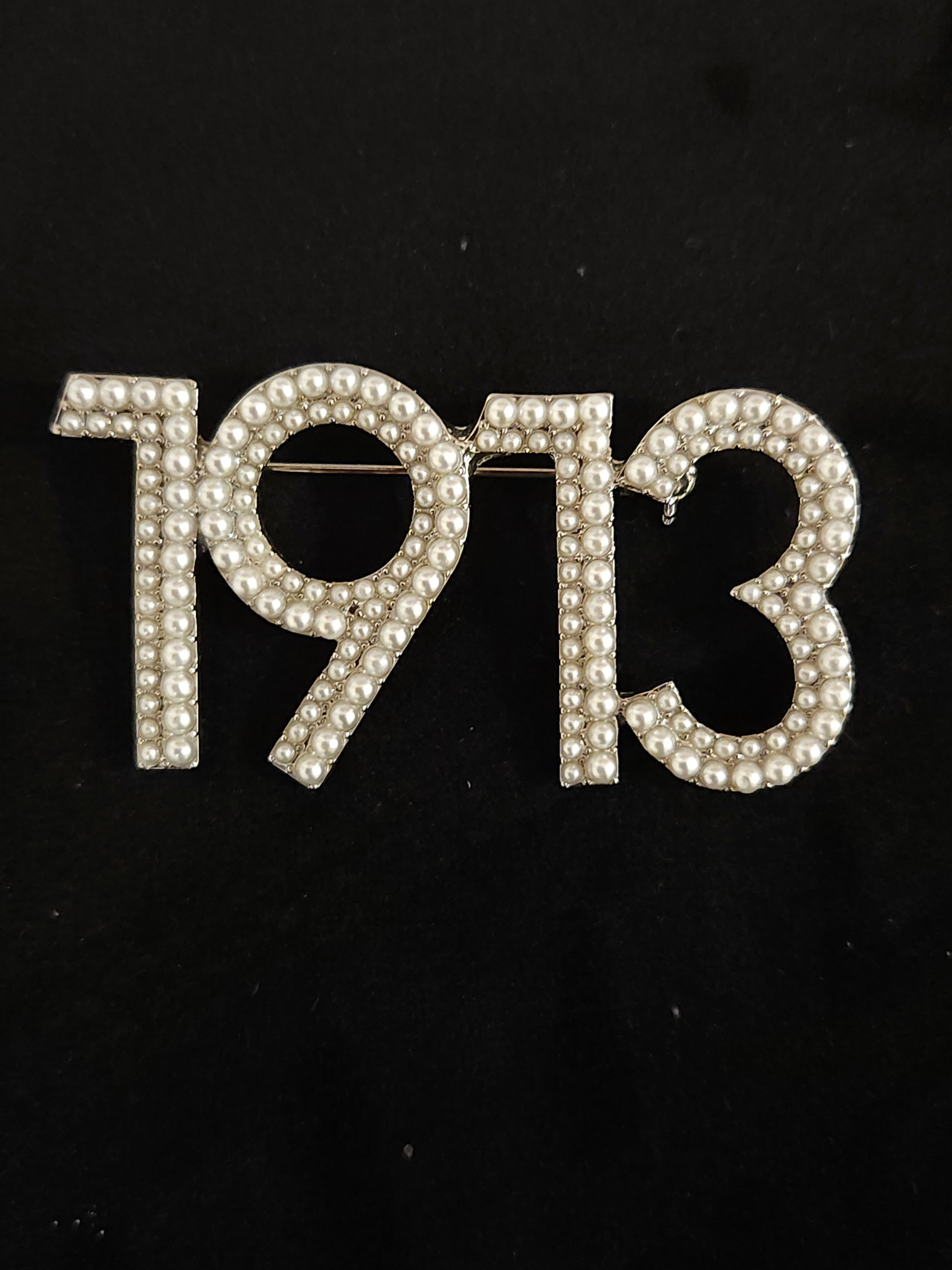 1913 Pearl lapel pin